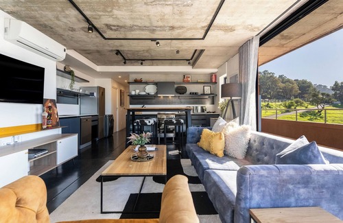 Flora Park Apartment | Vibrant Apartment | City and Table Mountain Views