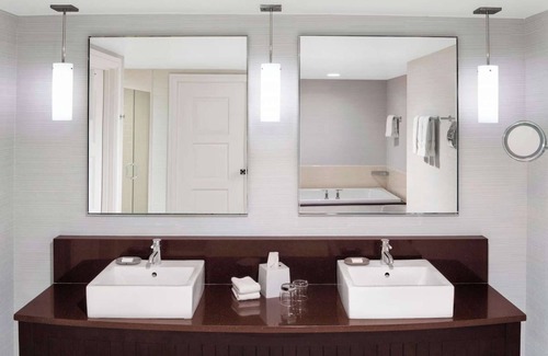 North Rosslyn Hotel | Vibrant Arlington | Metro Access. Potomac Views