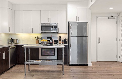Carthay Circle Condo | Vibrant Art Deco 2 Bedroom Apartment