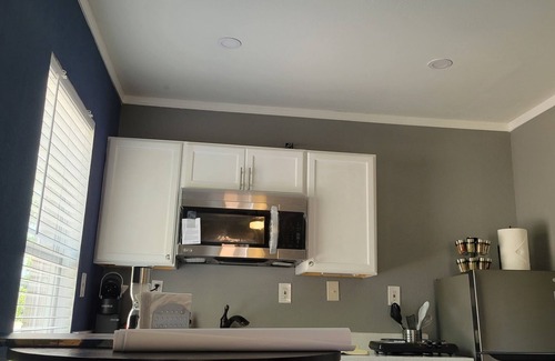 Denton Apartment | Vibrant Art Retreat. Stylish 1 Bedroom Private Cottage Centrally located. n