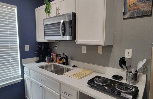 Denton Apartment | Vibrant Art Retreat. Stylish 1 Bedroom Private Cottage Centrally located. n