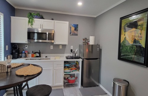 Denton Apartment | Vibrant Art Retreat. Stylish 1 Bedroom Private Cottage Centrally located. n
