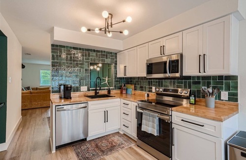 Sweetbriar House | Vibrant Austin Getaway - Sleeps 8, Themed Speakeasy Bar, Close to SoCo & Rainey