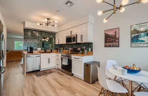 Sweetbriar House | Vibrant Austin Getaway - Sleeps 8, Themed Speakeasy Bar, Close to SoCo & Rainey