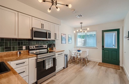 Sweetbriar House | Vibrant Austin Getaway - Sleeps 8, Themed Speakeasy Bar, Close to SoCo & Rainey