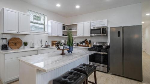 Central City Apartment | Vibrant Blue Luxury Apartment 2316