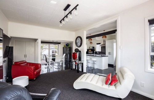 New Plymouth House | “Vibrant Brooklands”