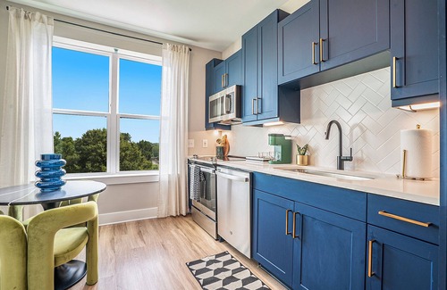 Summerhill Apartment | Vibrant-Cozy Suite In The Heart Of The City!n