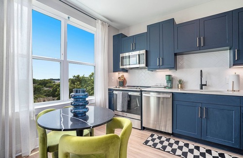 Summerhill Apartment | Vibrant-Cozy Suite In The Heart Of The City!n