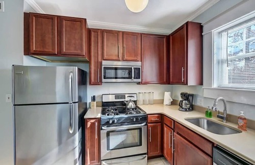 Dilworth Condo | Vibrant Dilworth 2BR King Condo | Porch | Walkable