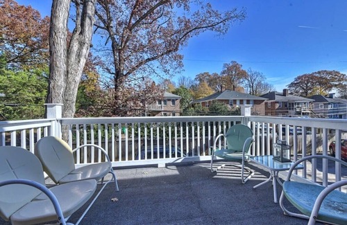 Dilworth Condo | Vibrant Dilworth 2BR King Condo | Porch | Walkable