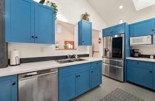 Martinez Park House | Vibrant Downtown Bungalow – Walk Everywhere!