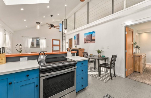 Martinez Park House | Vibrant Downtown Bungalow – Walk Everywhere!