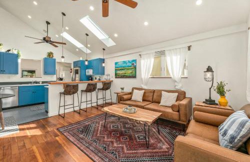 Martinez Park House | Vibrant Downtown Bungalow - Walk Everywhere!