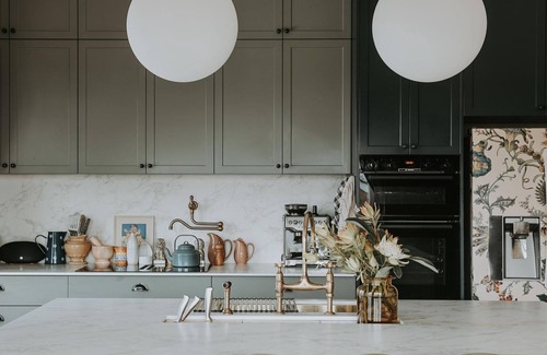 East Launceston House | Vibrant Dual Retreat: Vagabond's Rest & Rose Gold Hideaway