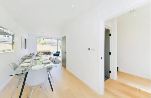 Limehouse Apartment | Vibrant escape