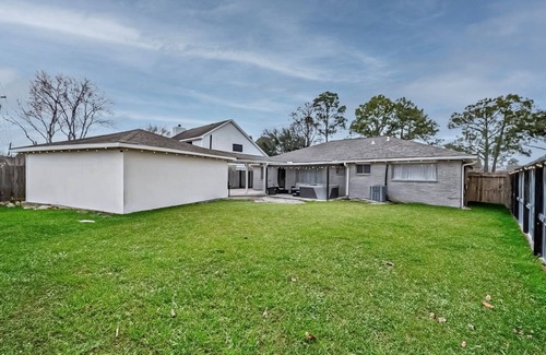 Missouri City House | Vibrant Getaway – Say Hello to the Best of Houston! Quiet 4 BDR, Dog Friendly!
