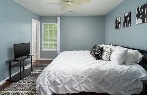 Franklin Park House | VIBRANT GREAT ESCAPE|4 MILES TO DOWNTOWN|GAME ROOM|FIREPIT