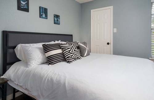 Franklin Park House | VIBRANT GREAT ESCAPE|4 MILES TO DOWNTOWN|GAME ROOM|FIREPIT