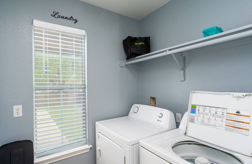 Franklin Park House | VIBRANT GREAT ESCAPE|4 MILES TO DOWNTOWN|GAME ROOM|FIREPIT