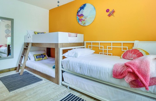 North Central Hollywood House | Vibrant Hollywood Home w/ Florida Room & Arcade!