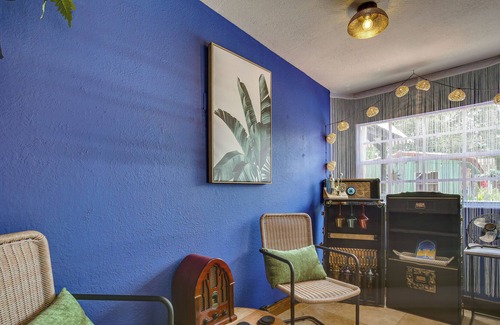 North Central Hollywood House | Vibrant Hollywood Home w/ Florida Room & Arcade!