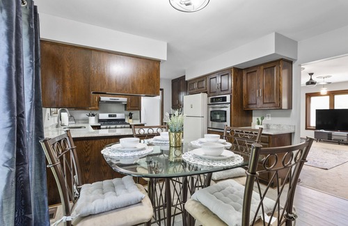 Sterling Heights House | Vibrant Home Near Beaumont Troy, Henry Ford Hospital & GM