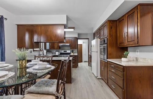 Sterling Heights House | Vibrant Home Near Beaumont Troy, Henry Ford Hospital & GM