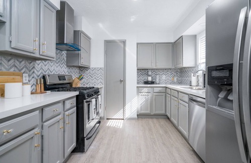 Pasadena House | VIBRANT Houston OASIS with private pool and patio, sleeps 8