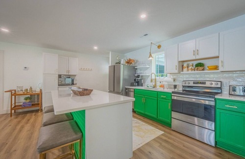 Toccoa House | Vibrant Lakefront Getaway