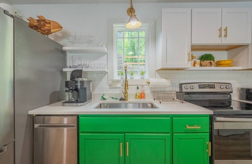 Toccoa House | Vibrant Lakefront Getaway