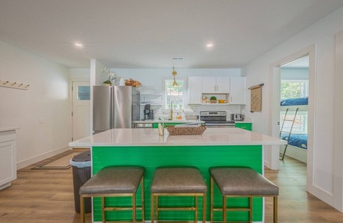 Toccoa House | Vibrant Lakefront Getaway