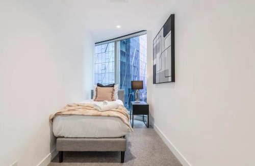 Melbourne Central Business District Apartment | Vibrant & Lively Condo with Stunning City Views