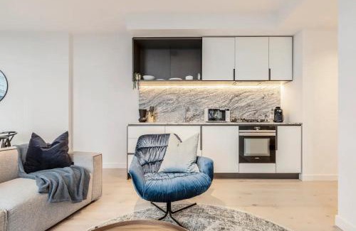 Melbourne Central Business District Apartment | Vibrant & Lively Condo with Stunning City Views