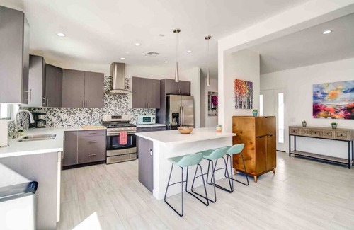 Sunmor House | Vibrant Mid-Century Jewel In Central Palm Springs