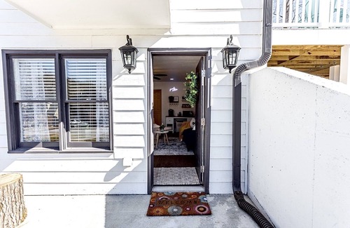 Lawrenceville House | ⚡️Vibrant Moderne Basement Suite w/Private Driveway ⚡️