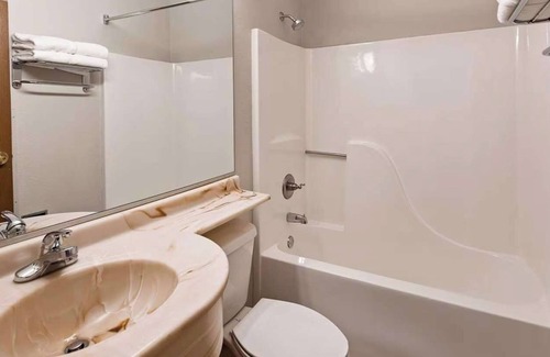 Morgantown Hotel | Vibrant Morgantown Living - A Modern Stay for You | 4 Rooms w/Free Parking