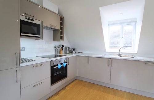 West Finchley Apartment | Vibrant one-bedroom Apartment w/Kitchen just 13 minutes from Hampstead Heath