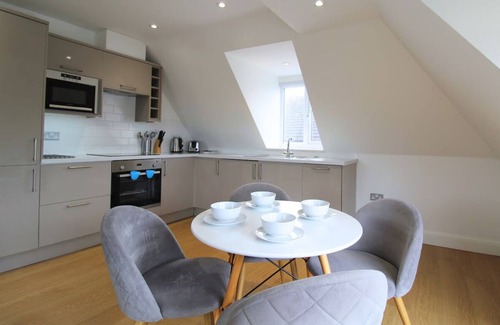 West Finchley Apartment | Vibrant one-bedroom Apartment w/Kitchen just 13 minutes from Hampstead Heath