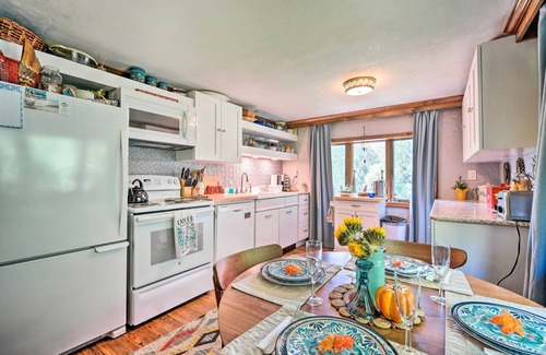 Putney Cabin | Vibrant Putney Cabin w/Fire Pit: Hike & Ski!