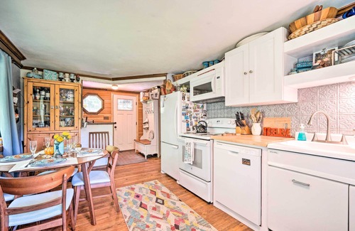 Putney Cabin | Vibrant Putney Cabin w/Fire Pit: Hike & Ski!