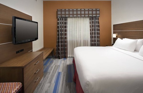 Ruckersville Hotel | Vibrant Room Perfect for Couples Visiting Local Vineyards Nearby