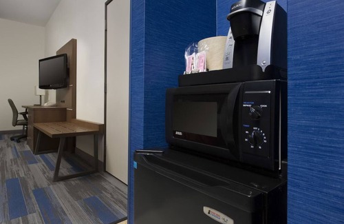 Ruckersville Hotel | Vibrant Room Perfect for Couples Visiting Local Vineyards Nearby