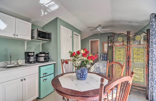 Indian Beach Sapphire Shores Apartment | Vibrant Sarasota Studio < 1 Mile from the Beach!