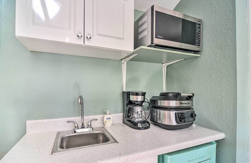 Indian Beach Sapphire Shores Apartment | Vibrant Sarasota Studio < 1 Mile from the Beach!
