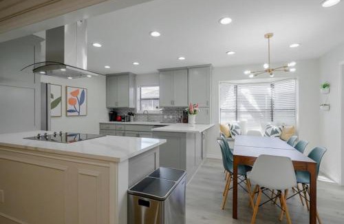 Richardson House | Vibrant Spacious Home w Private Pool and Jacuzzi