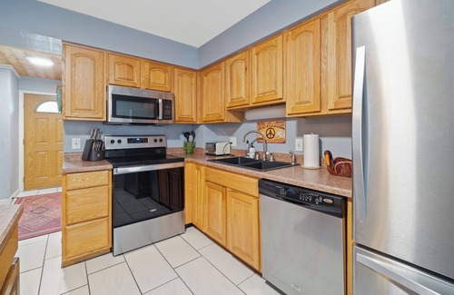 Northglenn House | Vibrant, spacious tri-level home by park and lake, safe