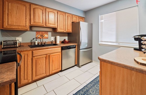 Northglenn House | Vibrant, spacious tri-level home by park and lake, safe