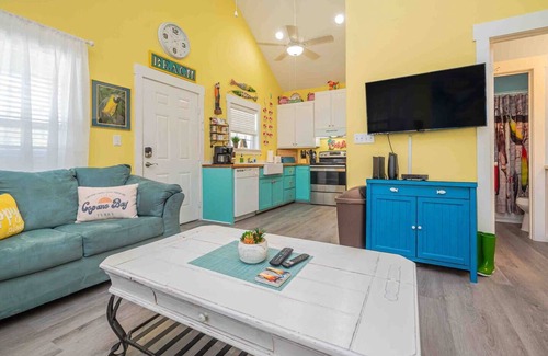 Rockport Cottage | Vibrant Spot! Kids Luv Queen Bunkbed, Pool, Dog OK