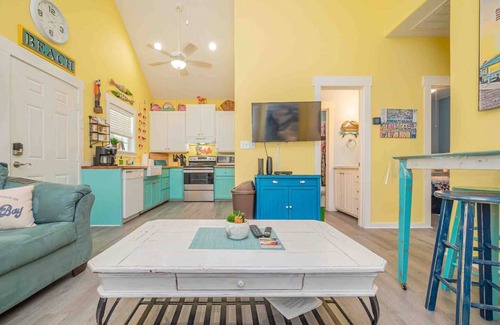 Rockport Cottage | Vibrant Spot! Kids Luv Queen Bunkbed, Pool, Dog OK